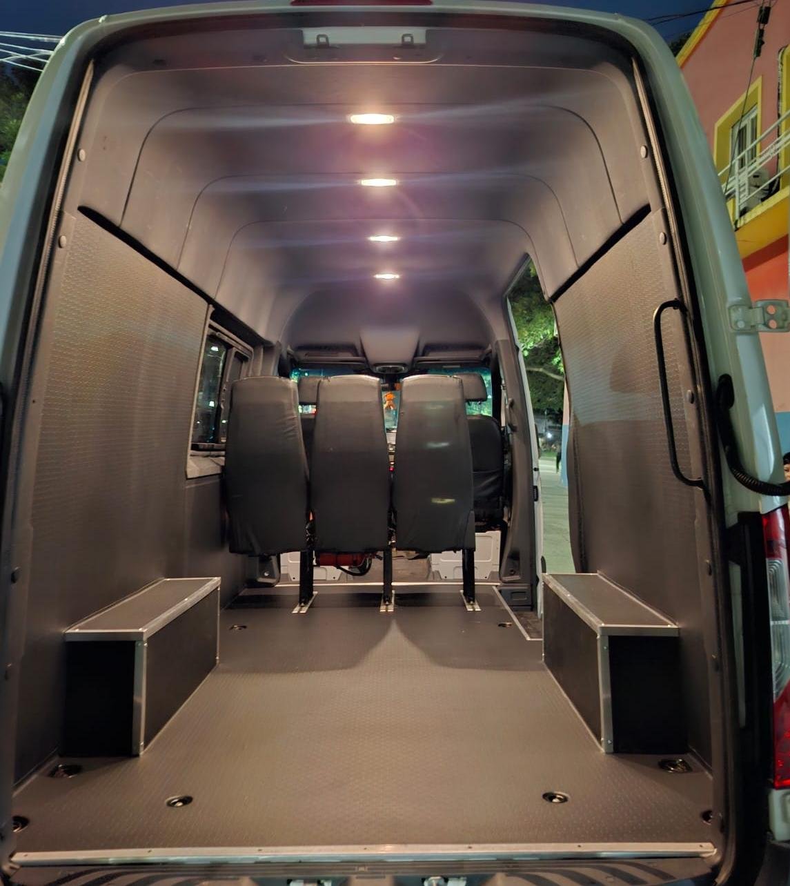 Recubrimiento interno Mercedes Benz sprinter - Recubrimiento y equipamiento M&H Designs