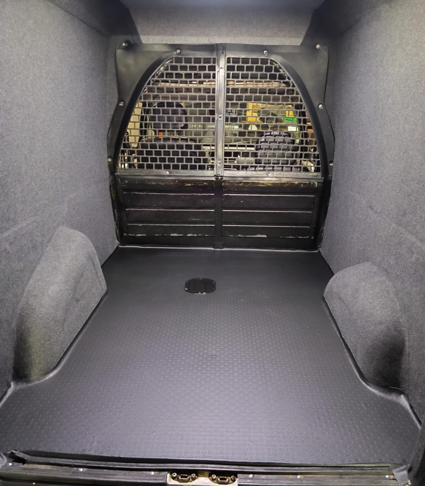 Fiat fiorino línea vieja acabado de primera - Recubrimiento y equipamiento M&H Designs