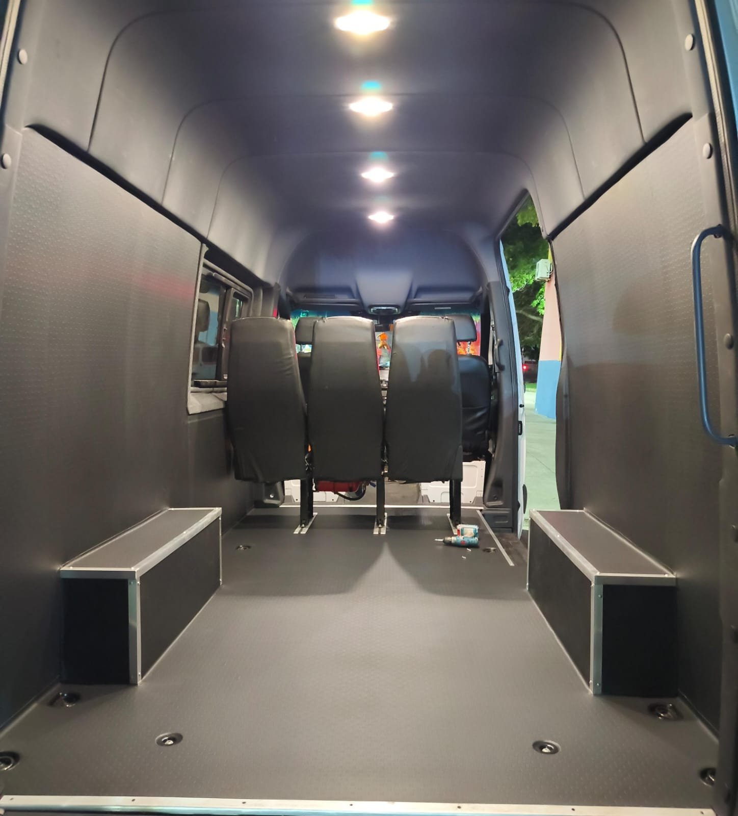 Recubrimiento interno Peugeot Partner - Recubrimiento y equipamiento M&H Designs