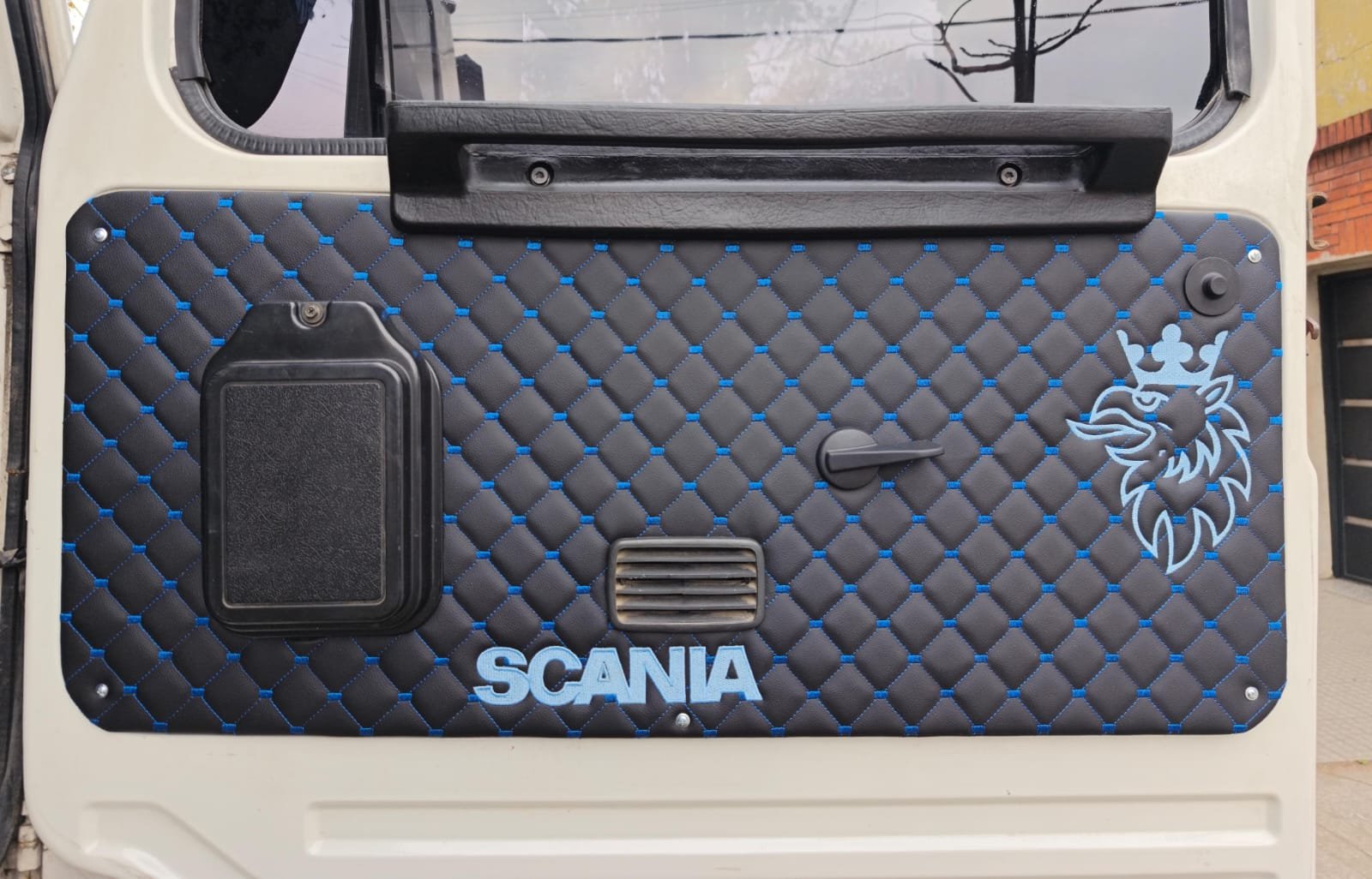 Tapizado de panel de puerta camion Scania - Tapiceria M&H Designs