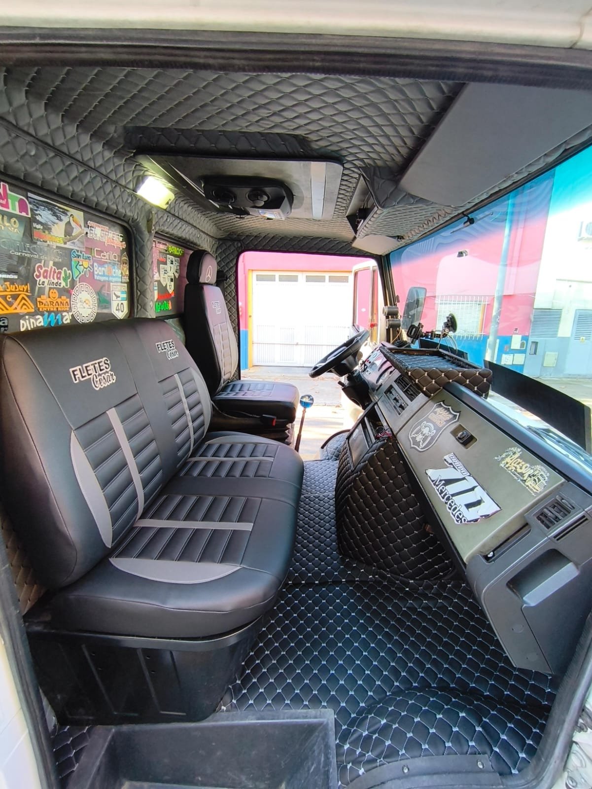 Tapiceria interior de camion Mercedes Benz - Tapiceria M&H Designs